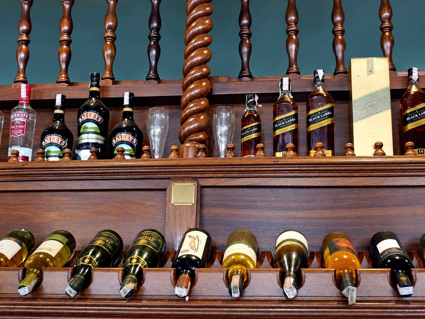 Detalle de botellero integrado, columna helicoidal y balaustres torneados