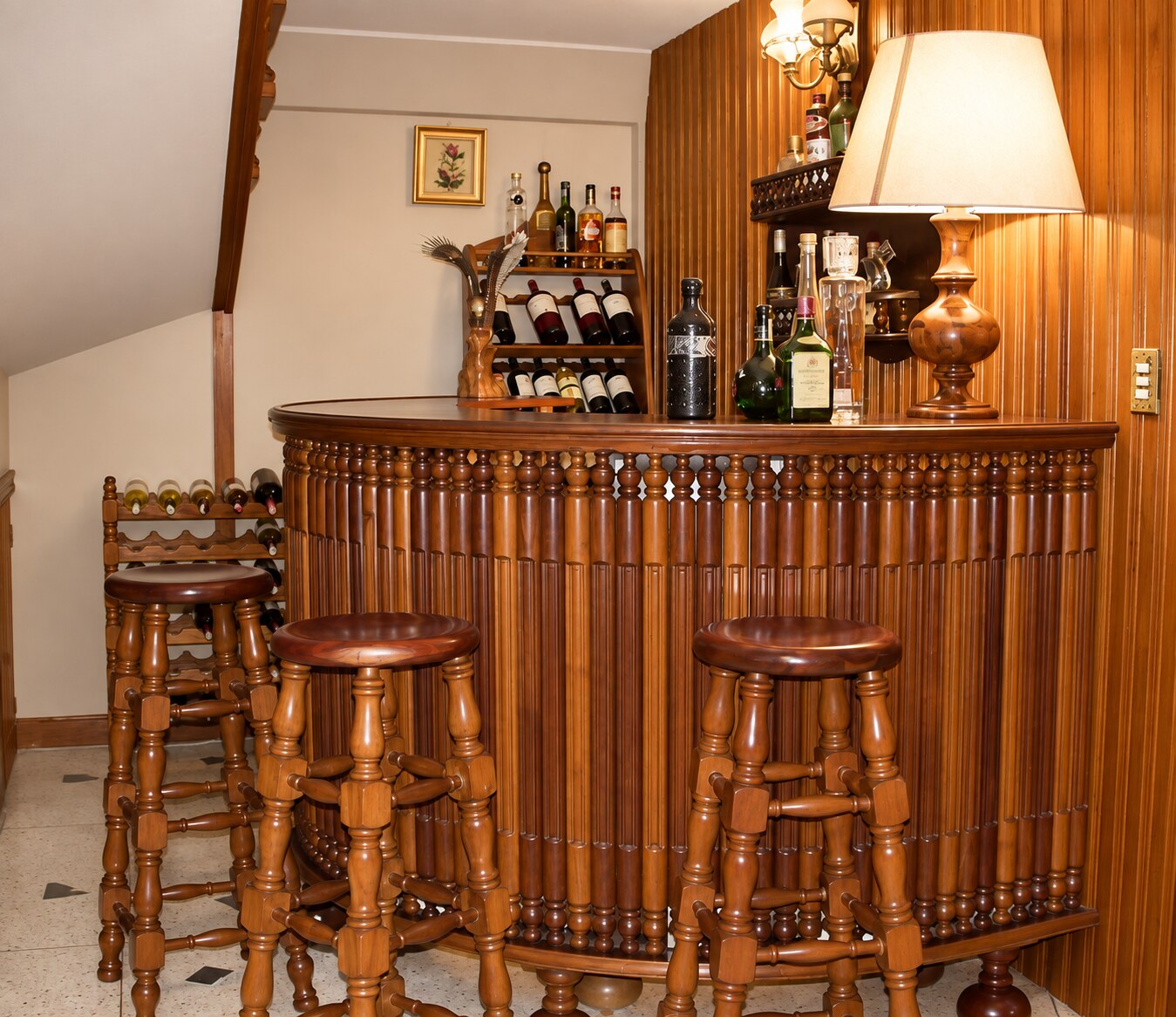 Barra de madera con taburetes torneados