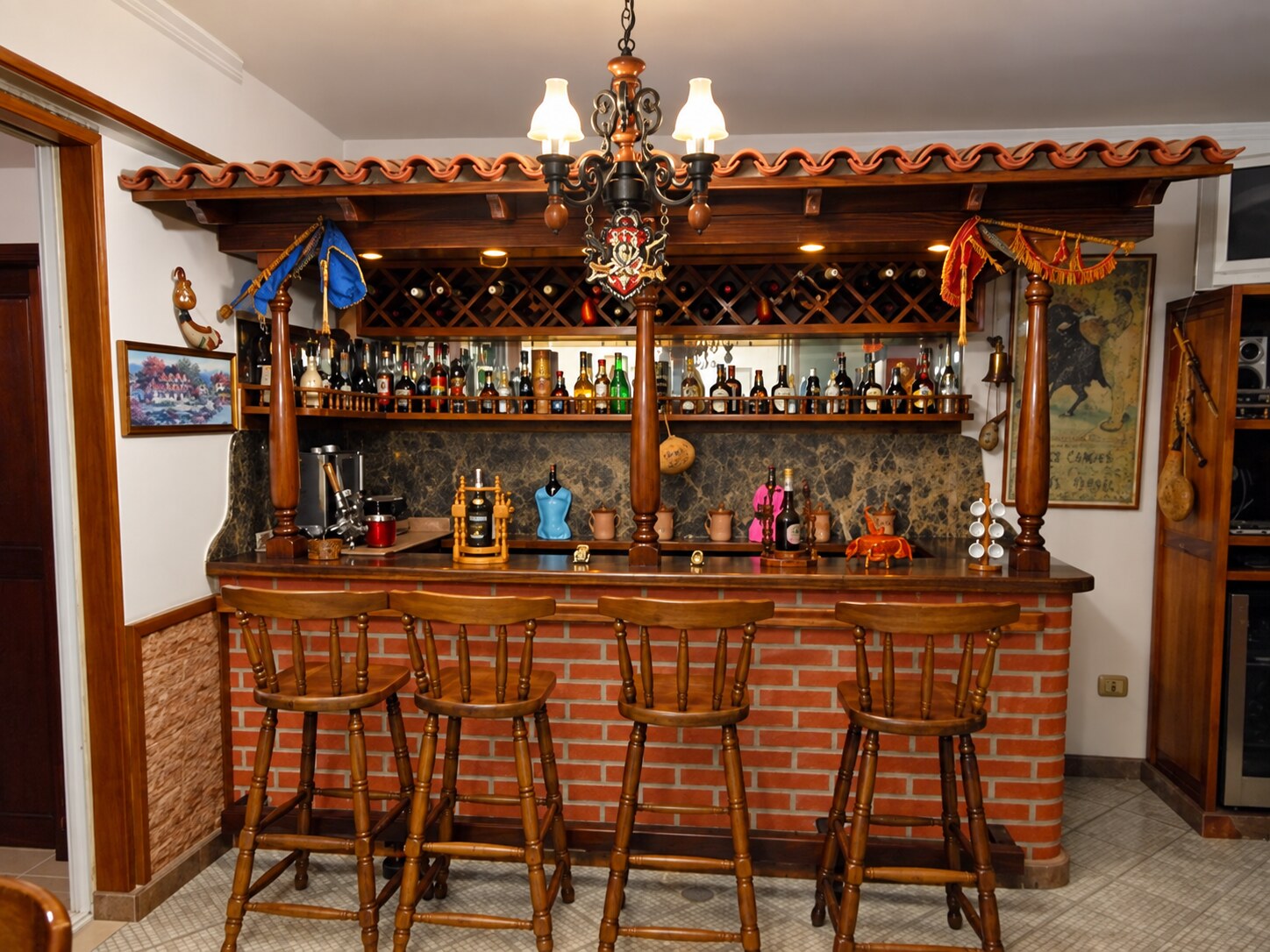 Bar residencial artesanal con columnas, botellero y taburetes de madera