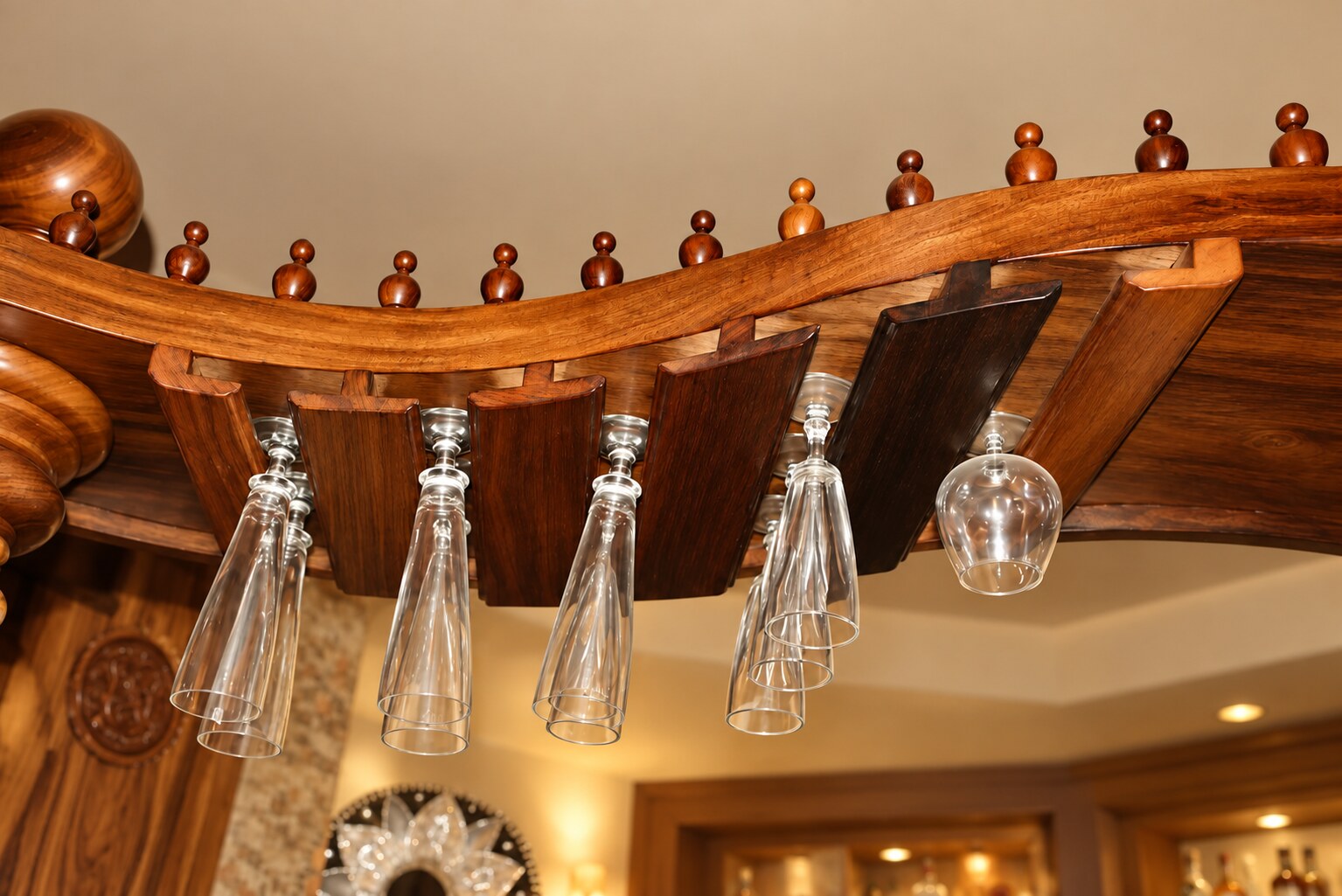 Bar de madera con soporte para copas