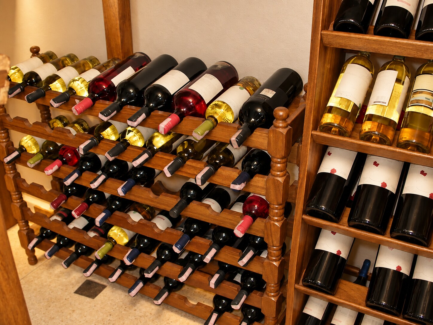 Botellero de madera para una amplia colección de vinos