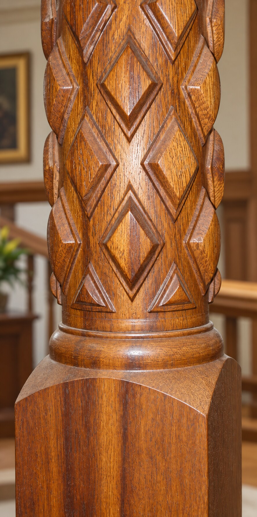Detalle de una columna de madera con motivo trenzado