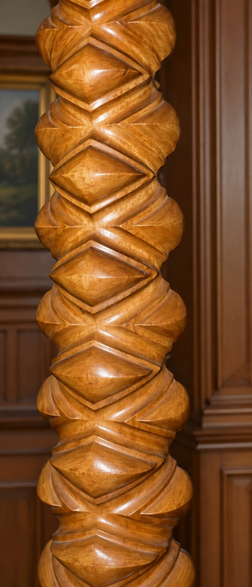Colonna di legno lavorata con forma elicoidale