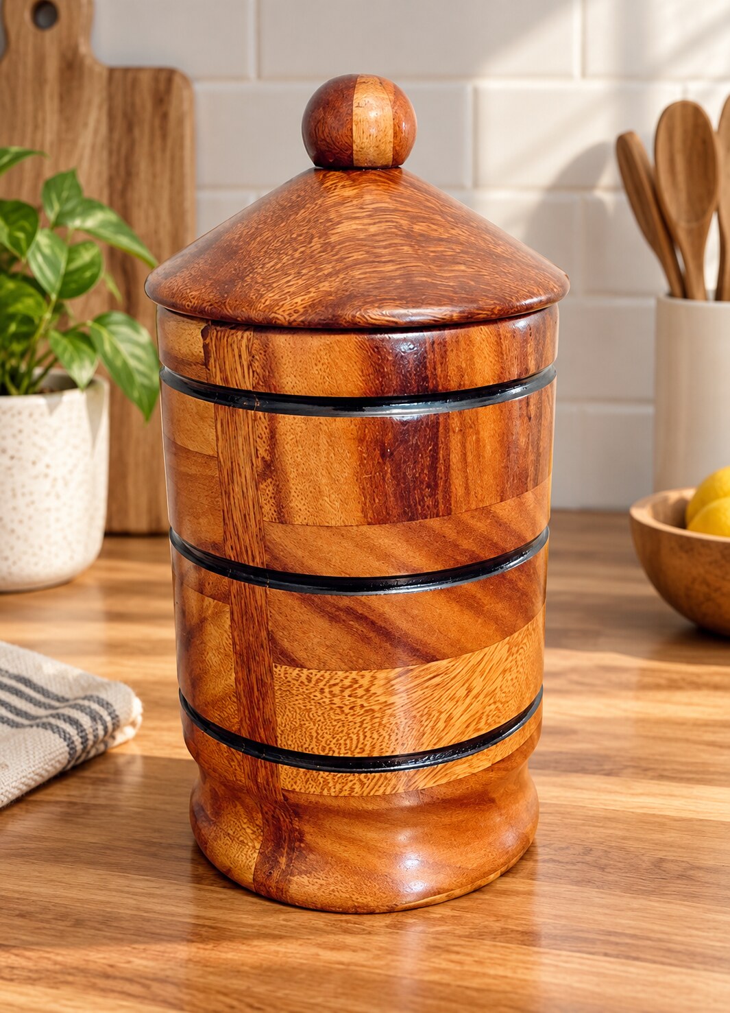 Contenedor artesanal de madera con tapa