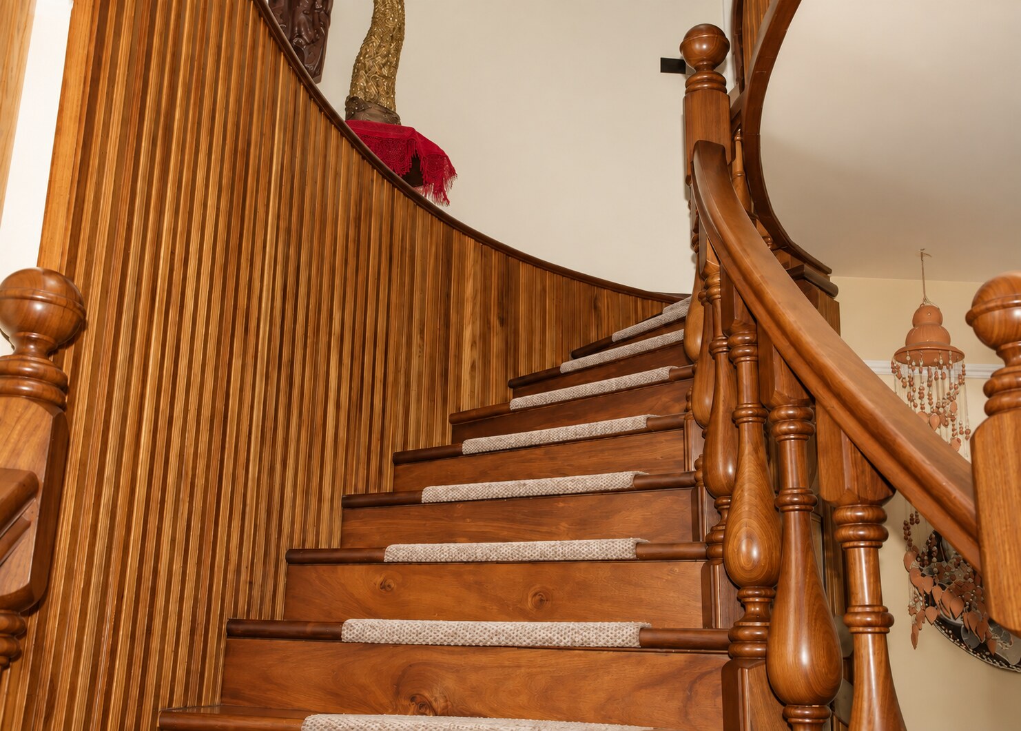 Escalera interior con baranda y revestimiento de madera