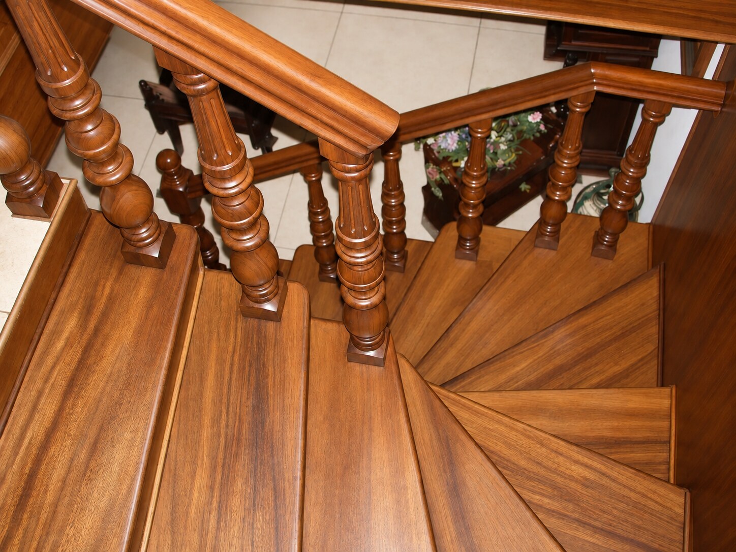 Escalera curva y baranda torneada en madera