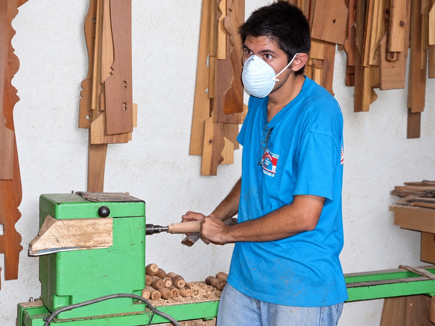 Trabajo manual de torneado en el taller