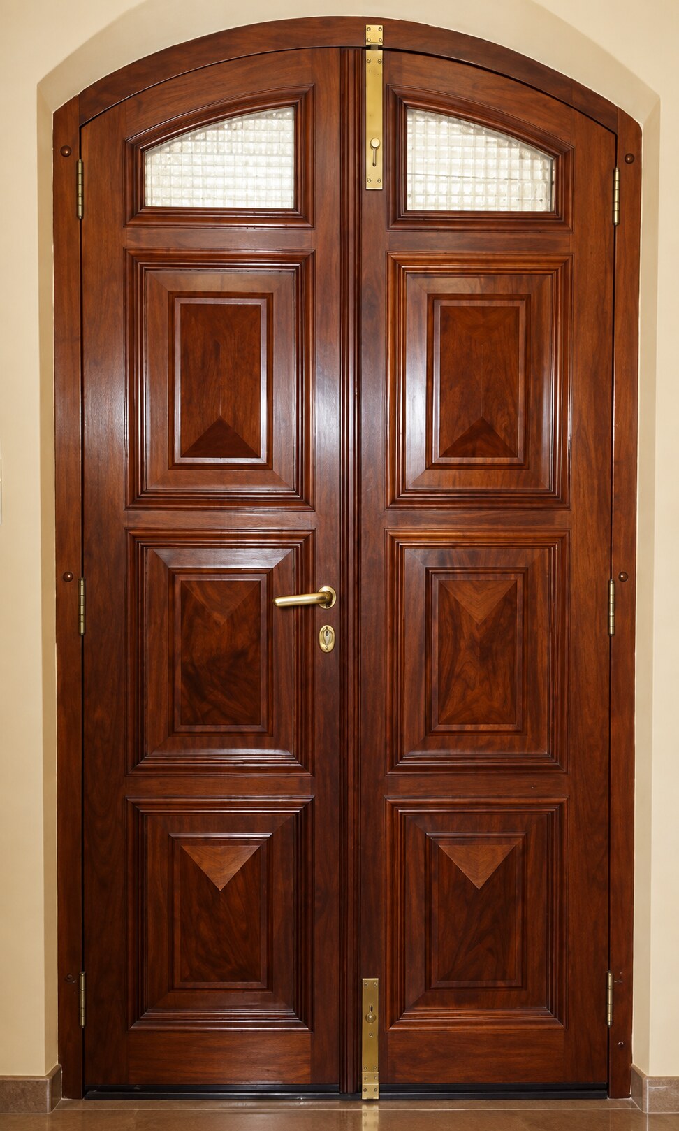 Puerta doble de madera con remate en arco
