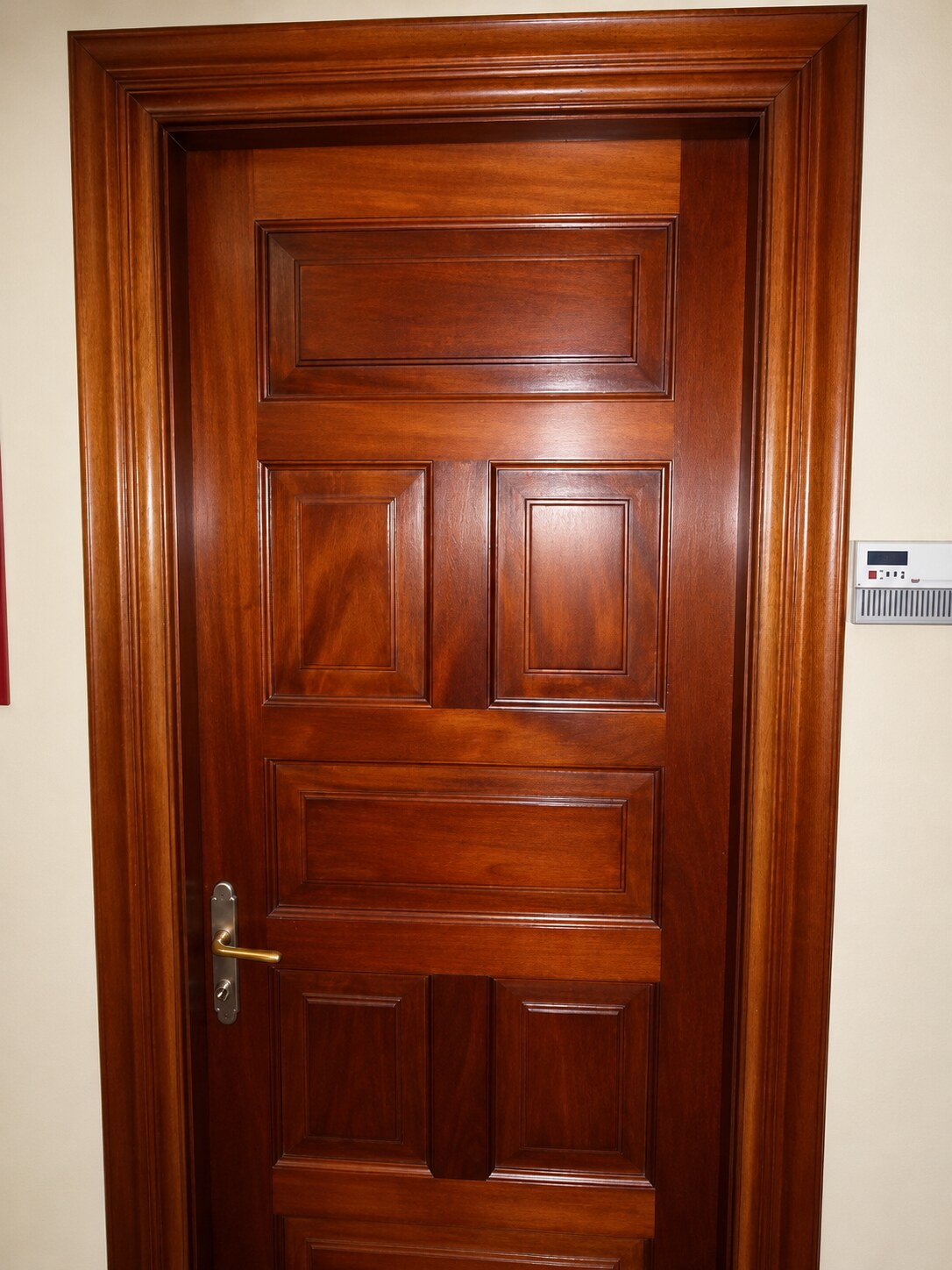 Puerta clásica de madera con paneles moldurados