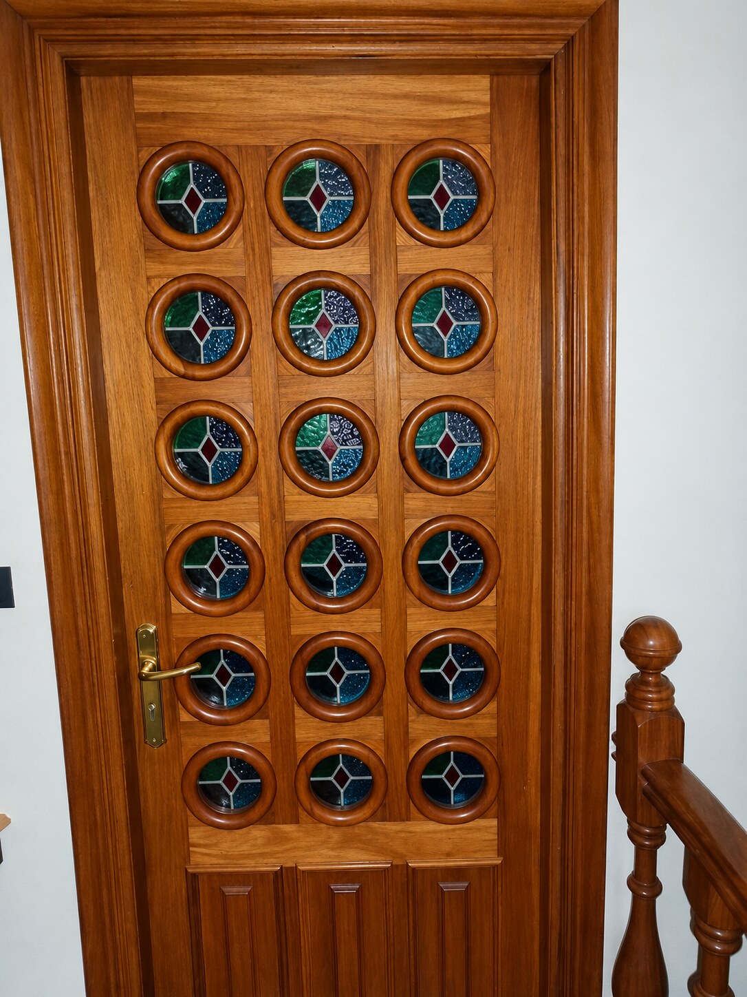 Puerta de madera con insertos circulares de colores