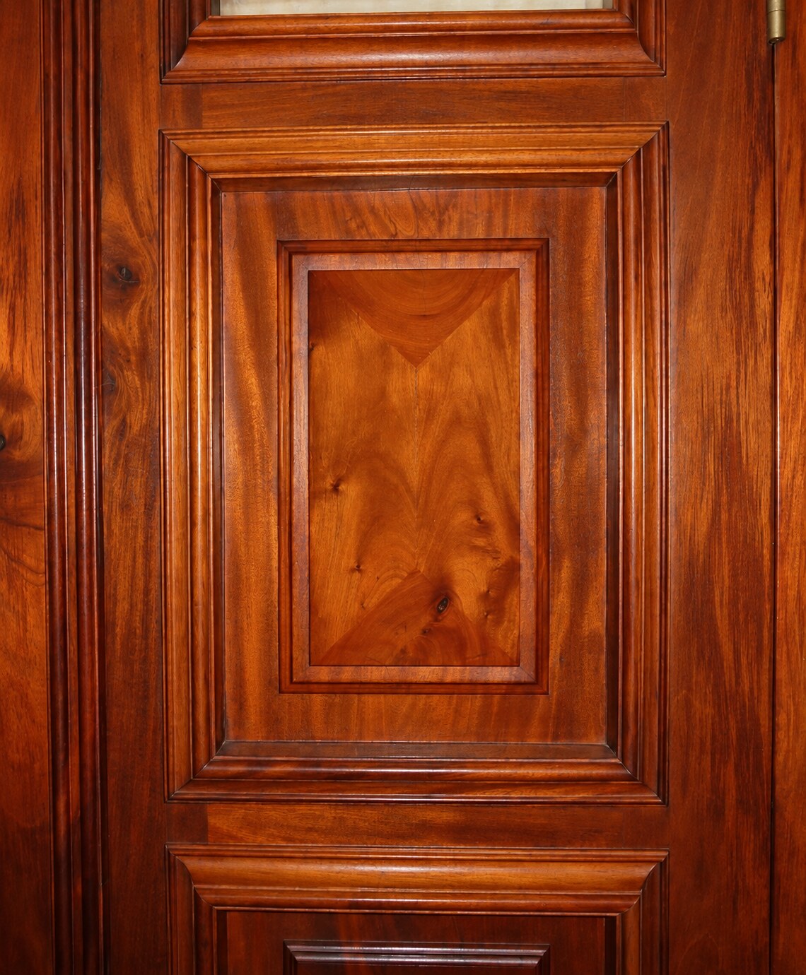 Puerta de madera con paneles geométricos