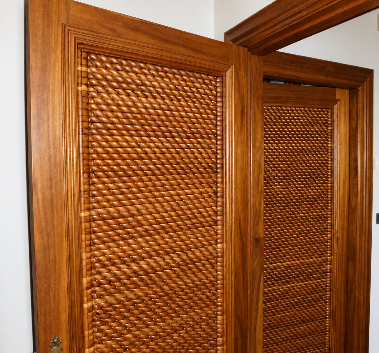 Puertas dobles con trama artesanal de madera