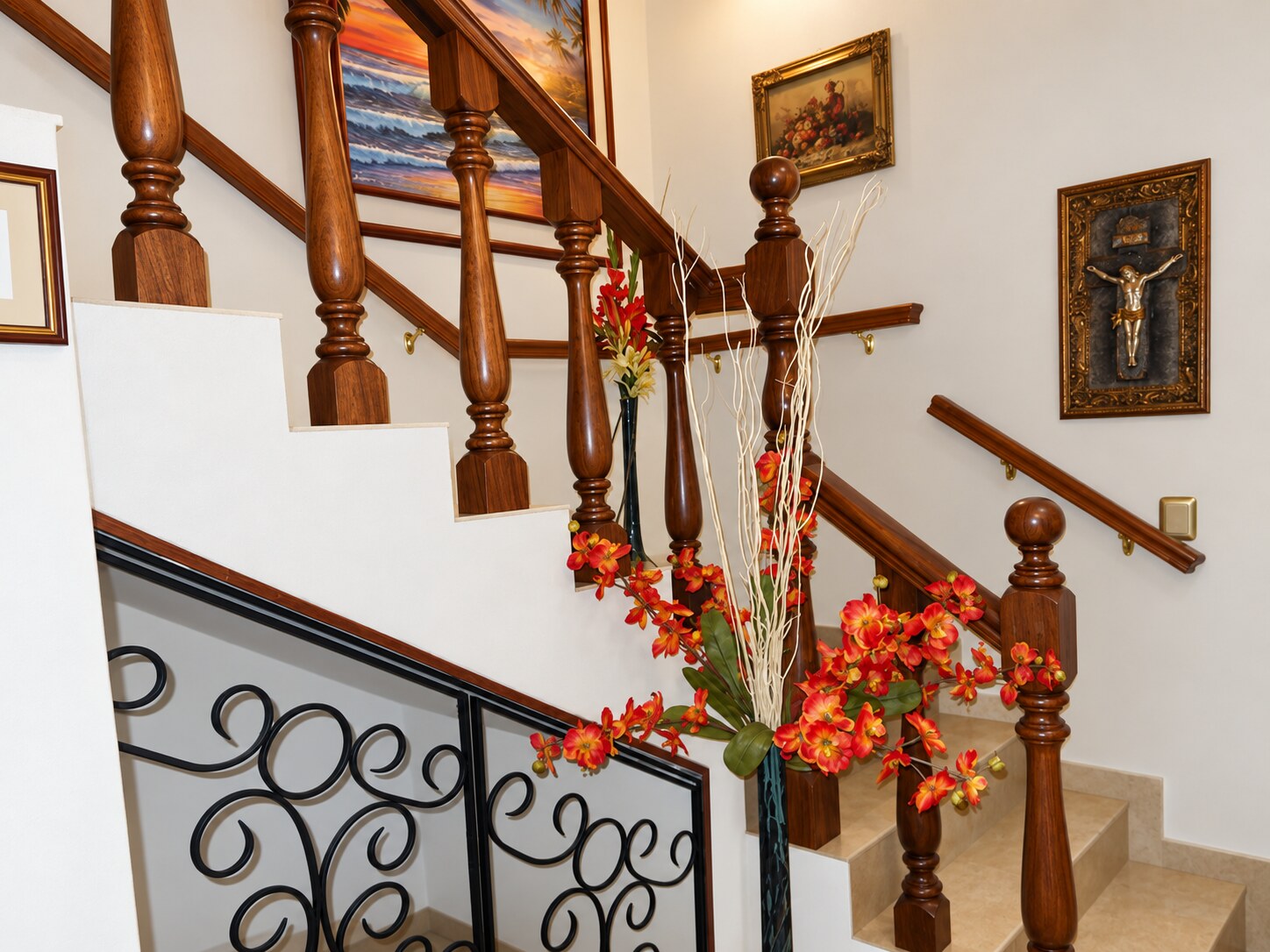Escalera interior con baranda torneada y decoración