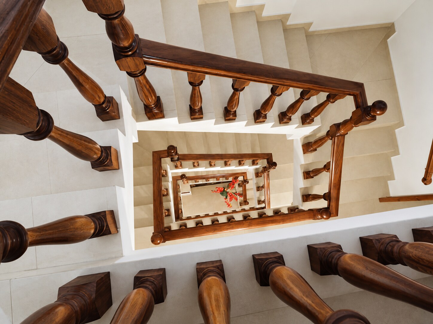 Vista superior de una escalera con baranda de madera