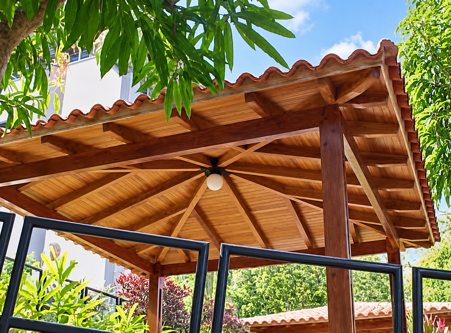 Estructura exterior cubierta realizada en madera