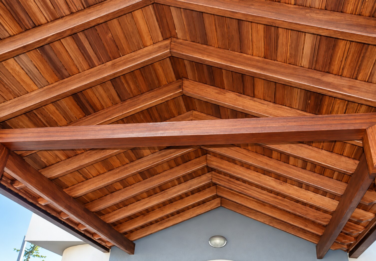 Techo colonial con estructura completa de madera