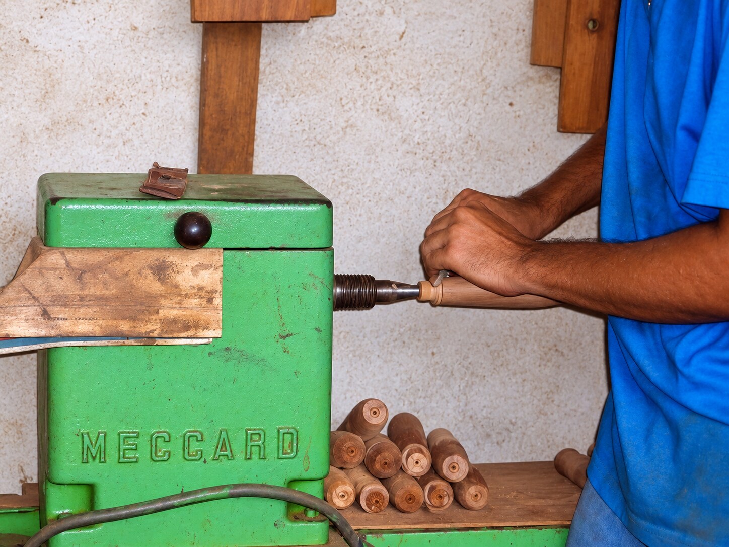 Pieza de madera trabajada en un torno tradicional